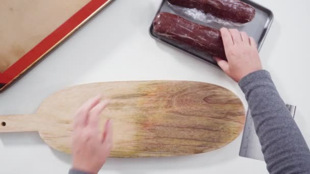 Stap Voor Stap Plat Gelegd Chocoladekoekjesdeeg Snijden Een Houtsnijplank — Stockvideo