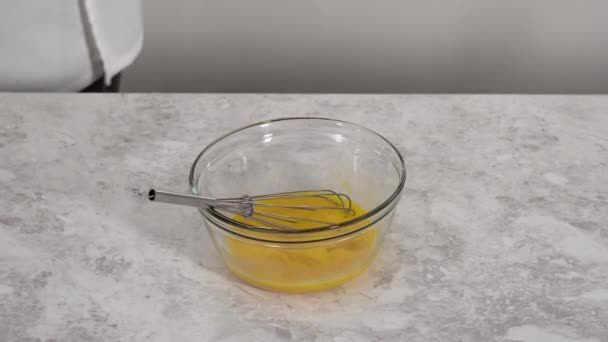 ビューを閉じます ガラスの混合ボウルに材料を混合し Funfettiバンドルケーキを焼く — ストック動画