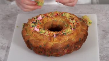 Funfettti kekini dolduran tereyağı kreması için delikler açıyorum..