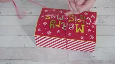 Adım adım. Ev yapımı şekerleme ve kurabiyeleri Noel hediyesi kutusuna koymak.