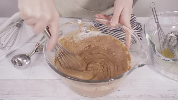 Keverés Összetevők Sütni Csokoládé Málna Cupcakes — Stock videók