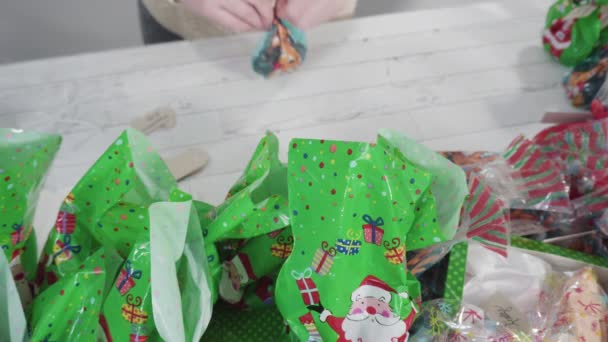 一步一步 将自制的金银花软糖包装成小礼品袋 — 图库视频影像
