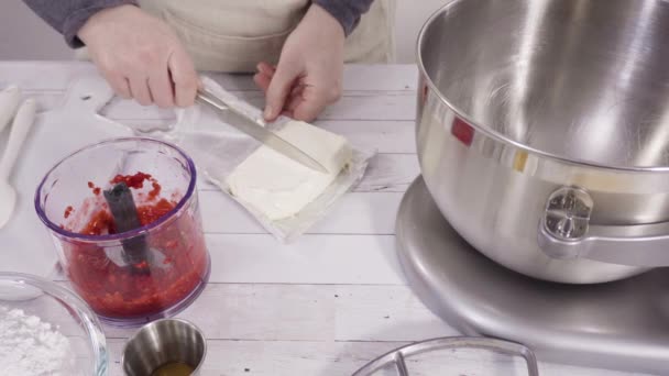 Przygotowanie Kremu Serem Malinowym Mikserze Kuchennym Pieczenia Czekoladowych Babeczek Malinowych — Wideo stockowe
