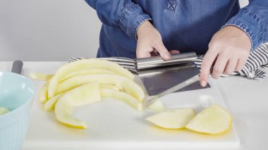 Adım adım. Beyaz kesme tahtasında kaygan altın çiğ taneli kavun.