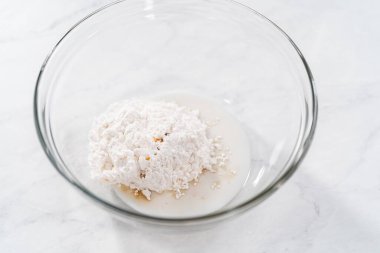 Bardak karıştırma kabında beyaz ekmek hazırlıyorum..