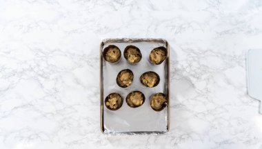 Paskalya ekmeği pişirmek için ekmek hamurunu kağıt kalemin içine karıştırmak..