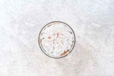 Düz yatıyordu. Buzlu bir kasede taze pişmiş haşlanmış yumurta..