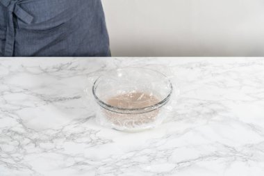 Mini Paskalya ekmeği pişirmek için bardaktaki kuru mayayı aktifleştiriyorum..