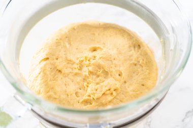 Mini Paskalya ekmeği pişirmek için mutfak mikseri malzemelerini karıştırıyorum..