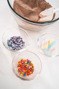 Yemek hediyesi olarak mason kavanozunda tek boynuzlu at sıcak çikolatası yapıyorum..