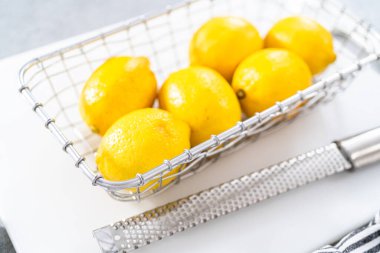 Limonlu kek yapmak için bir sepet dolusu limon..