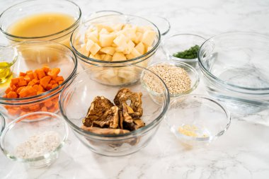 Kremalı yaban mantarı çorbası hazırlamak için bardaktaki ölçülü malzemeler..