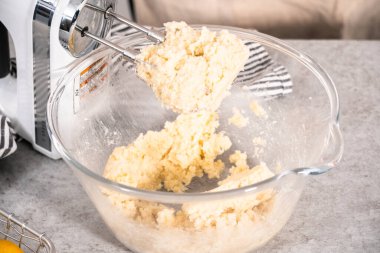 Limonlu kek için hamura malzemeleri karıştırıyorum..