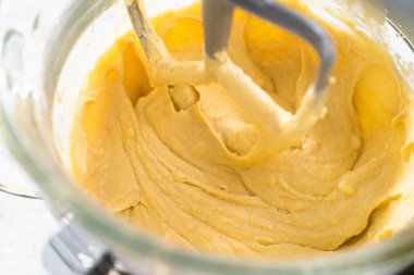 Mini Paskalya ekmeği pişirmek için mutfak mikseri malzemelerini karıştırıyorum..