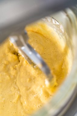 Mini Paskalya ekmeği pişirmek için mutfak mikseri malzemelerini karıştırıyorum..