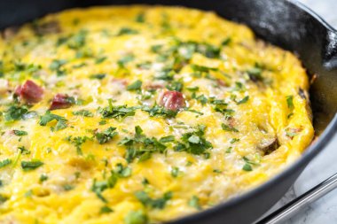 Fırınlanmış ıspanak ve jambonlu frittata dökme demir tavada..