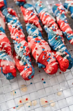 Vatansever tarçın kıvrımlarının üstüne serpiştirilmiş beyaz jöle. Ve yıldız parçacıklarıyla süsleme.