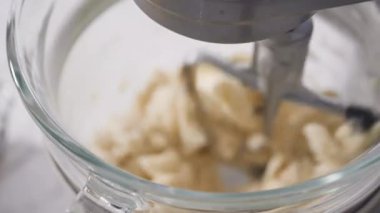 Adım adım. Limonlu kek için hamura malzemeleri karıştırıyorum..