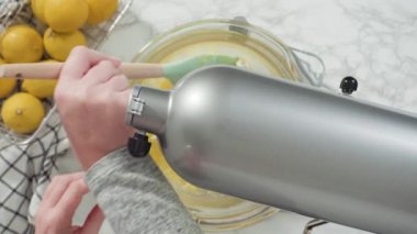 Adım adım. Düz yatıyordu. Limonlu kek için hamura malzemeleri karıştırıyorum..