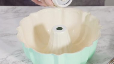 Adım adım. Boş fırın tavası limonlu kek pişirmeye hazır..