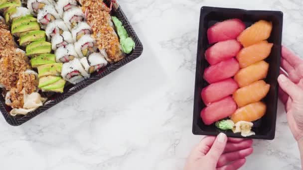 Deitado Pré Embalado Variedade Rolos Sushi Sushi Uma Bandeja Plástico — Vídeo de Stock