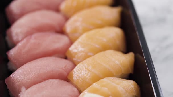 Voorverpakte Sushi Een Plastic Dienblad — Stockvideo
