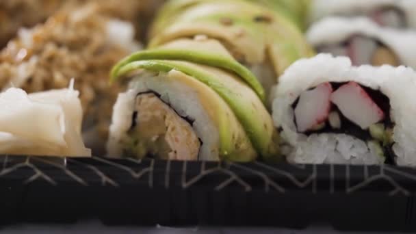 Pakowana Odmiana Sushi Sushi Plastikowej Tacce — Wideo stockowe