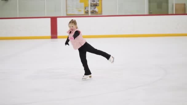 아이스 스케이팅 스케이트장에서 스케이팅을 — 비디오