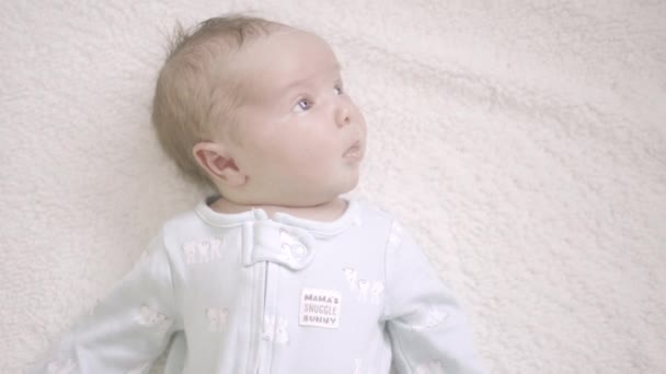 新生児のライフスタイルの肖像画 3週間の赤ちゃんの女の子 — ストック動画