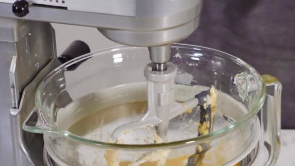 一步一步 将配料混合到面糊中做柠檬磅蛋糕 — 图库视频影像