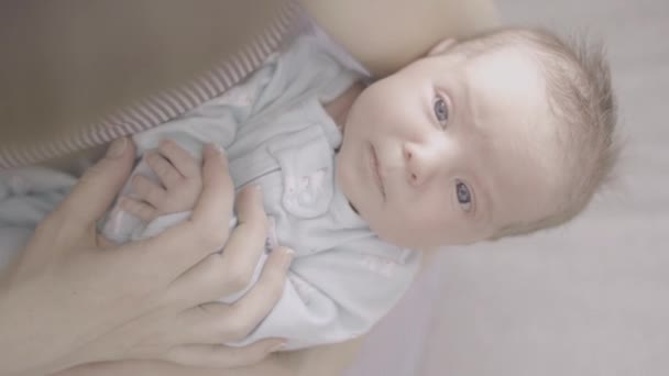 若い母親と生まれたばかりの3週間の娘のライフスタイルの肖像画 — ストック動画