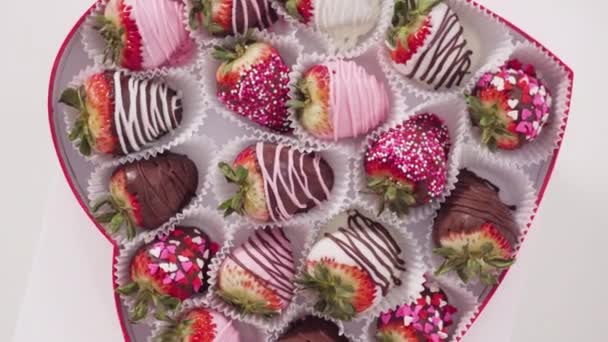 Plat Gelegd Stap Voor Stap Verscheidenheid Van Chocolade Gedompelde Aardbeien — Stockvideo