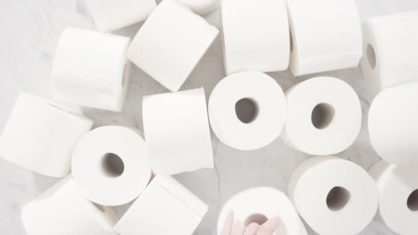 Plat Gelegd Nieuw Wit Toiletpapier Rolt Een Grijze Achtergrond — Stockvideo