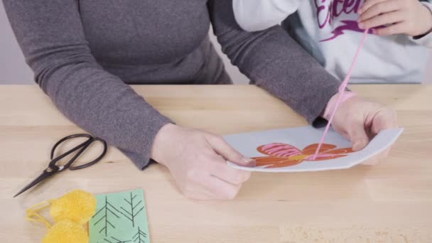 Holčička Učí Šít Svou Matkou Řemeslného Stolu — Stock video