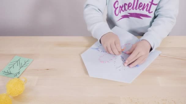 Küçük Kız Annesiyle Sanatları Masasında Dikiş Dikmeyi Öğreniyor — Stok video