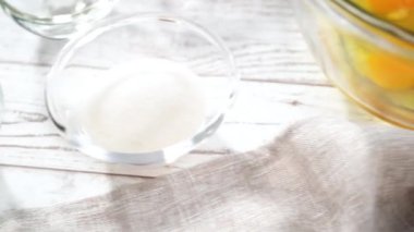 Zaman aşımı. Fransız tostu hazırlamak için karışımı büyük bir bardakta karıştırıyorum..