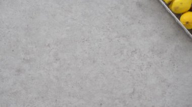 Düz yatıyordu. Adım adım. Limonlu kek pişirmek için yağlı kek tepsisi..