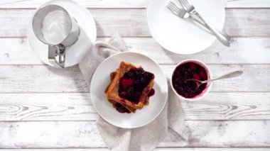 Adım adım. Doldurulmuş taze Fransız tostu ile karışık böğürtlen ezmesi ve pudra şekeri..