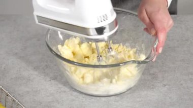 Adım adım. Limonlu kek hazırlamak için karıştırma kabının içindeki malzemeleri karıştırıyorum..