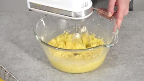Zaman Aşımı Adım Adım Limonlu Kek Hazırlamak Için Karıştırma Kabının — Stok video