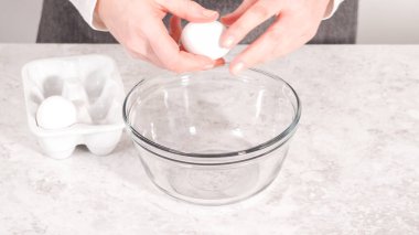 Adım adım. Tek boynuzlu at gökkuşağı çikolatalı keklerin karışımı..