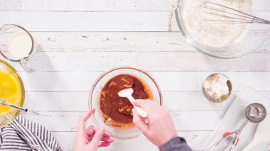 Düz yatıyordu. Çikolatalı ahududu kekleri pişirmek için malzemeler karıştırıyorum..