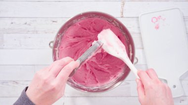 Düz yatıyordu. Çikolata ahududu kekleri için mutfak mikserinde ahududu kremalı peynir tereyağı hazırlıyorum..