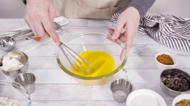 Çikolatalı ahududu kekleri pişirmek için malzemeler karıştırıyorum..