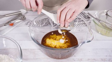 Çikolatalı ahududu kekleri pişirmek için malzemeler karıştırıyorum..