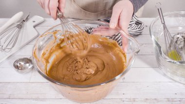 Çikolatalı ahududu kekleri pişirmek için malzemeler karıştırıyorum..