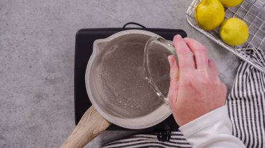 Düz yatıyordu. Bir tencerede kek sosu pişirmek..