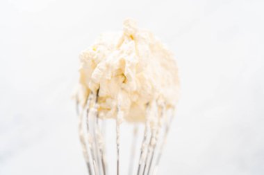 Ev yapımı krem şantili çırpı çırpıcı. Taze kırbaç..