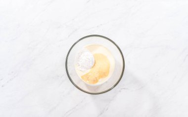 Düz yatıyordu. Ev yapımı krem şantiyi hazırlamak için cam bir karıştırma kabında malzemeleri karıştırıyorum..