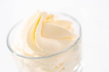 Sınıfın dondurmasında ev yapımı krem şanti..